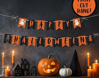 Op de afbeelding: Een Halloween-banner met oranje en zwarte vlaggetjes met de tekst "HAPPY HALLOWEEN" hangt bovenaan. De afbeelding bevat een uitgesneden pompoen, kaarsen en de tekst "PRINT CUT HANG!" en "PDF INSTANT DOWNLOAD".