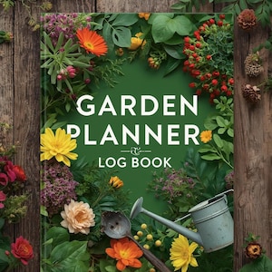 Op de afbeelding: Een hardcover tuinplanner en logboek met een groene omslag, omringd door kleurrijke bloemen en groen. De titel "GARDEN PLANNER & LOG BOOK" staat prominent weergegeven. Een gieter en een schep zijn ook zichtbaar.