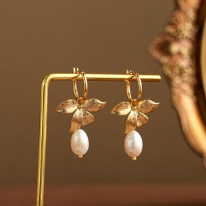 Gold Flower Drop Earrings,Natural Freshwater Pearl Earrings,Dainty Floral Hoop Earirngsl,Bridal Earrings,Wedding Earrings,Bridesmaid Gifts