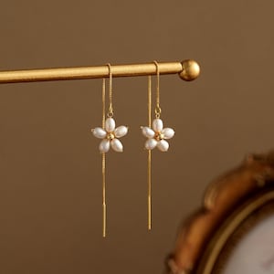 Dainty Flower Pearl Threader Earrings,Freshwater Pearl Earrings,Daisy Pearl Earrings,Floral Pearl Earrings,Bridal Earrings,Wedding Earrings