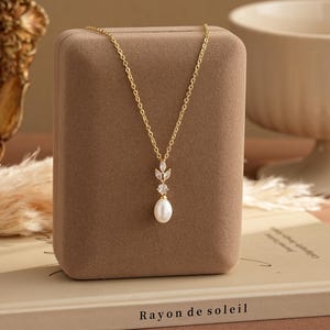 Minimalist Freshwater Pearl Necklace with Diamond,Gold Leaf Diamond Pearl Necklace,Wedding Necklace,Bridal Necklace,Bridesmaid Gifts for Her