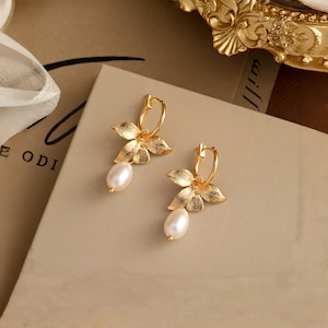 Gold Flower Drop Earrings,Natural Freshwater Pearl Earrings,Dainty Floral Hoop Earirngsl,Bridal Earrings,Wedding Earrings,Bridesmaid Gifts