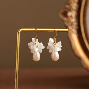 White Flower Pearl Hook Earrings,Real Freshwater Pearl Earrings,Dainty Floral Pearl Earring,Bridal Earrings,Wedding Earrings,Bridesmaid Gift