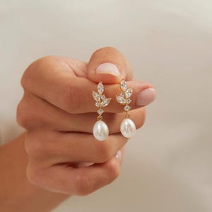 Orecchini pendenti con perle e diamanti, orecchini con perle d'acqua dolce, orecchini da sposa con cristalli, orecchini con diamanti in foglia d'oro, orecchini da sposa, regalo per damigelle d'onore