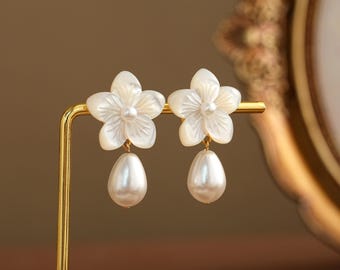 White Flower Pearl Earrings,Mother of Pearl Flower Earrings,Dainty Pearl Drop Earrings,Bridal Earrings,Wedding Earrings,Bridesmaid Gifts