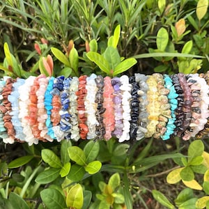 Pulsera artesanal de cristales con piedras naturales, elegante joya energética para uso diario.