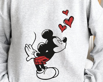 Sudadera a juego con besos de Mickey y Minnie Mouse, linda pareja de dibujos animados besándose, sudadera a juego, camiseta retro de viaje de luna de miel, camiseta romántica derecha.