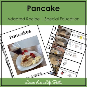 Pode incluir: Uma receita adaptada de panquecas para educação especial. A imagem mostra um livro com espiral com o título "Pancakes" e uma foto de panquecas com calda, morangos e bananas. Um guia passo a passo também está incluído.