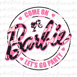 以下が含まれることがあります： ピンクと黒の花柄で「Barbie」の文字が入った円形グラフィック。周りには「Come On」と「Let's Go Party」のフレーズ。デザインにはピンクのハートとバービーの横顔シルエットが含まれています。