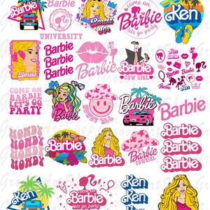 Puede incluir: Una colección de gráficos rosas y azules con temática de Barbie y Ken. Los diseños incluyen el logotipo de Barbie, imágenes de Barbie, un coche rosa, un jeep y las palabras "Cowgirl" y "Let's Go Party".