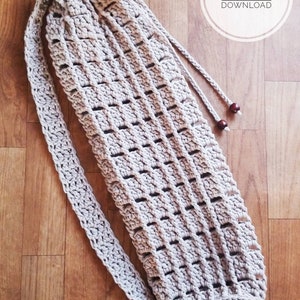 Könnte beinhalten: Eine gehäkelte Yogamatte-Tasche mit Kordelzug und langem Trageriemen. Die Tasche ist beige und hat ein einfaches, offenes Muster. Der Riemen hat an den Enden Holzperlen. Der Text "CROCHET PATTERN INSTANT PDF DOWNLOAD" ist in der oberen rechten Ecke des Bildes sichtbar.