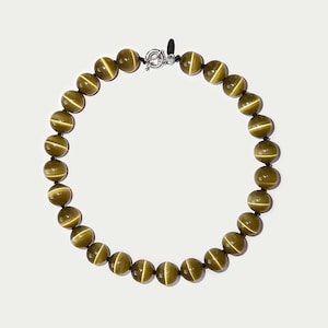 Green beaded Necklace  - Cat's eye Olive collar - Luminous Minimalist jewelry -  handknotted by Fidès Studio - gold/925silver clasp