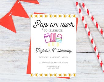 Puede incluir: Una invitación de cumpleaños con el texto "Pop on over to celebrate Taylor's 8th birthday." La invitación presenta ilustraciones de helados y está decorada con detalles de sol y estrellas. También se ven pajitas a rayas rojas y blancas y banderines rojos.
