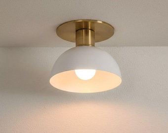 Lámpara de techo de latón de mediados de siglo, pantalla blanca, lámpara de cocina empotrada