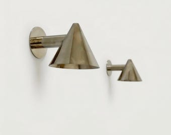 Aplique de pared moderno de latón de mediados de siglo: Aplique de pared de cono de latón, lámpara de pared moderna italiana, lámpara de pared Sputnik / lámpara de tocador de baño