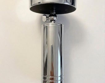 Foco de latón: Lámpara de techo con foco ajustable de estilo moderno de mediados de siglo.