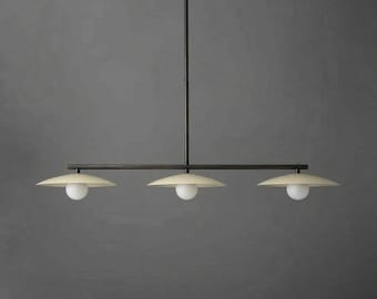 Lámpara de araña lineal grande con acabado en latón negro, tres pantallas de color crema mate, iluminación para isla de cocina, latón moderno.