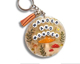 Förtrollad skogsnyckelring: Handgjord Wander & Wonder-väskaberlock, svampar, löv, 6,5 cm cirkel
