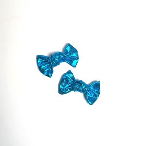 Türkisblau Metallic Bögen auf Clips oder Stirnband Zopf Piggie Bow Set aus zwei Haarschleifen Mädchen Baby Kleinkind Kinder