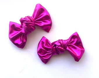 Conjunto de lazos metálicos rosas brillantes para coletas, dos lazos para el cabello para niñas, bebés y niños pequeños, color rosa fucsia y magenta.