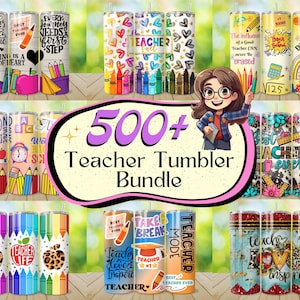 Op de afbeelding: Een verzameling bekers met een thema voor leraren met verschillende ontwerpen, waaronder potloden, appels en inspirerende citaten. De afbeelding toont een cartoonleraar en de tekst "500+ Teacher Tumbler Bundle."