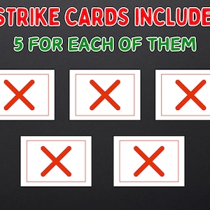 Puede incluir: Cinco tarjetas blancas con bordes rojos y marcas de "X" rojas. El texto "STRIKE CARDS INCLUDED" est&aacute; en la parte superior en rojo, y "5 FOR EACH OF THEM" est&aacute; en verde. Las tarjetas est&aacute;n sobre un fondo gris oscuro.