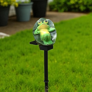 Solar Frog Garden Lights – Outdoor Lawn Plug Lights for Yard, Pathway, or Landscape Decor | Cute LED Frog for Grass or Garden Display