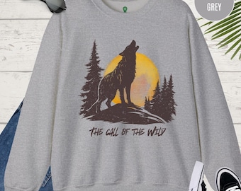 Sudadera con capucha "Call of the Wild", diseño de lobo y bosque, ideal como regalo para amantes de los animales del senderismo.