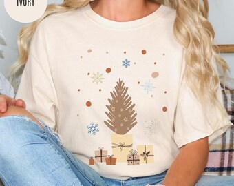 Camiseta elegante de árbol de Navidad en tonos pastel, diseño vintage dorado y nevado, camiseta minimalista navideña para mujer