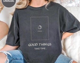 Camiseta inspiradora "Las cosas buenas toman tiempo", unisex, minimalista, con gráficos y motivación.