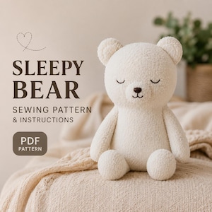 Könnte beinhalten: Ein kuscheliger, cremefarbener Teddybär mit geschlossenen Augen und einer kleinen braunen Nase. Der Bär sitzt auf einer cremefarbenen Decke. Der Text links lautet "Sleepy Bear" und "Sewing Pattern & Instructions". Ein PDF-Muster ist ebenfalls verfügbar.