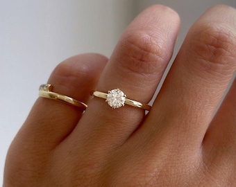 Anillo solitario de diamante redondo, anillo de compromiso de diamantes cultivados en laboratorio de 0,5 a 2,0 quilates, elegante banda de 6 garras, anillo de aniversario hecho a mano para ella