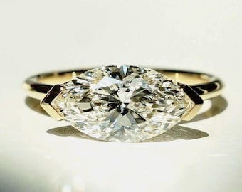 Anillo solitario de diamantes cultivados en laboratorio de talla marquesa, engaste de medio bisel de este a oeste