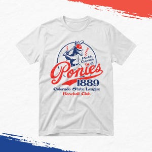Camiseta de béisbol vintage de los Pueblo Ponies, camiseta retro del equipo desaparecido de Colorado, camiseta unisex con estampado clásico de béisbol.