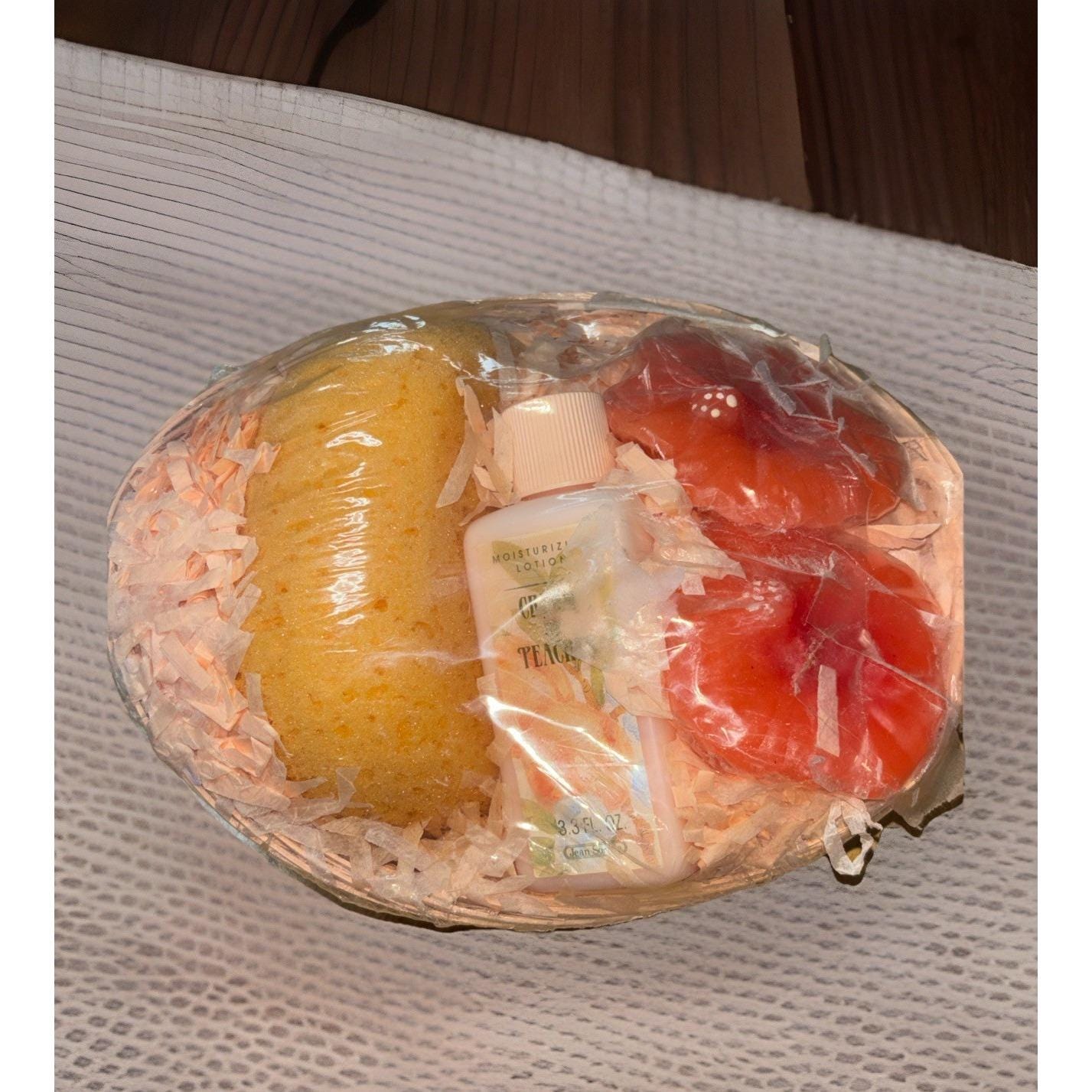 Vintage English Luxury Cream of Peaches Bath Gift Set Wicker Basket 4 Piece New