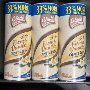 Puede incluir: Tres envases cilíndricos de desodorante para alfombras y habitaciones Glade French Vanilla. Cada lata presenta un fondo crema con detalles en marrón y dorado, las palabras "French Vanilla" y "Carpet & Room Deodorizer", y el texto "33% MORE than 32oz. Powders".