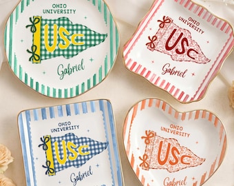 Bandeja para anillos con banderín escolar personalizado, regalo de graduación universitaria, bandeja para joyas de la promoción de 2026, bandeja a rayas con el espíritu universitario, regalo para la noche de graduación