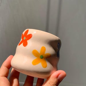 Handgefertigte Keramik Blumen Tasse: Einzigartige Keramik Kaffeetasse