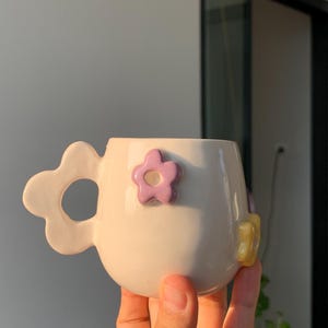 Kubek z kwiatem, kubek ze stokrotką, ręcznie robiony kubek ceramiczny, kubek ceramiczny, filiżanka do kawy, kubek ręcznie robiony, kubek ręcznie malowany, prezent dla niej, wyjątkowy prezent, z uchwytem
