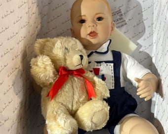 Muñeca de porcelana Royal Baby George con osito de peluche de Danbury Mint, 21''