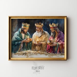 Może przedstawiać: Oprawiony wydruk akwarelowy przedstawiający trzy postacie w królewskich szatach, z których każda trzyma zapaloną świecę i ozdobne pudełko. Postacie noszą bogato zdobione korony i szaty w odcieniach zieleni, złota i fioletu. Wydruk jest na ciemnym tle.