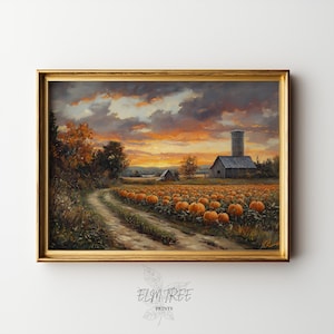 Puede incluir: Pintura de paisaje enmarcada de un campo de calabazas al atardecer. La obra de arte presenta un camino de tierra que conduce a un granero y un silo, con un campo de calabazas naranjas. El cielo está lleno de nubes naranjas y grises, y el marco es dorado.