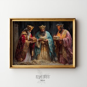 Puede incluir: Una impresión enmarcada que representa a los tres reyes magos, cada uno con una corona y sosteniendo una caja de regalo con velas encendidas. Los hombres visten túnicas ornamentadas rojas, azules y rosas. La obra de arte está ambientada en un interior oscuro.