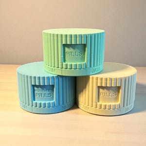 Pastillero de 7 días / Organizador de pastillas / Dispensador de pastillas / Colores pastel / Diseño acanalado / Regalo perfecto