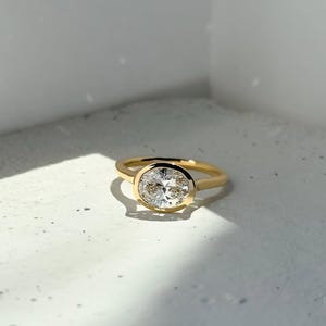 Bague de fiançailles ovale en moissanite de 2 carats, bague diamant solitaire avec lunette, alliance est-ouest en or jaune 14 carats, bague d&#39;anniversaire, cadeau pour elle