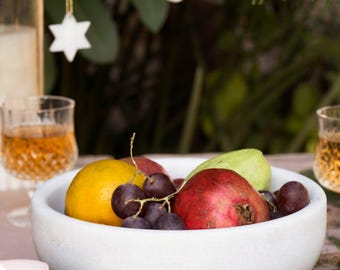Fruttiera in marmo bianco fatta a mano: centrotavola decorativo da cucina con piedistallo