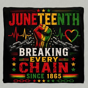 Op de afbeelding: Een zwart stoffen vierkant met de tekst JUNETEENTH BREAKING EVERY CHAIN SINCE 1865 in rood, geel en groen. Een centrale vuist is opgeheven en breekt metalen kettingen, vergezeld door een hartslaglijn, een hartvorm en kleine sterren.
