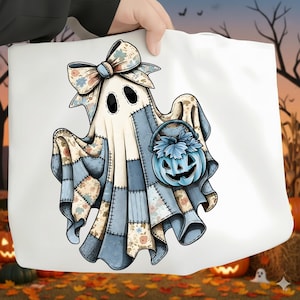 Può includere: Borsa tote bianca con un design a fantasma. Il fantasma presenta un motivo patchwork blu e crema, un fiocco floreale e un secchio di zucca blu. Ideale per Halloween.