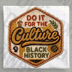 Può includere: Una toppa all'uncinetto con la scritta "DO IT FOR THE CULTURE" in un carattere stilizzato, con "BLACK HISTORY" sotto. La toppa presenta un pugno, un simbolo e un rametto di foglie. La tavolozza dei colori comprende sfumature di marrone, giallo e nero.