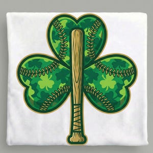 Op de afbeelding: Een grafisch ontwerp met een groene klaver met honkbalstiksels en een honkbalknuppel in het midden. De klaver heeft een camouflagepatroon met kleine klavervormen. De knuppel is bruin met een omwikkelde handgreep. Het ontwerp staat op een witte achtergrond.